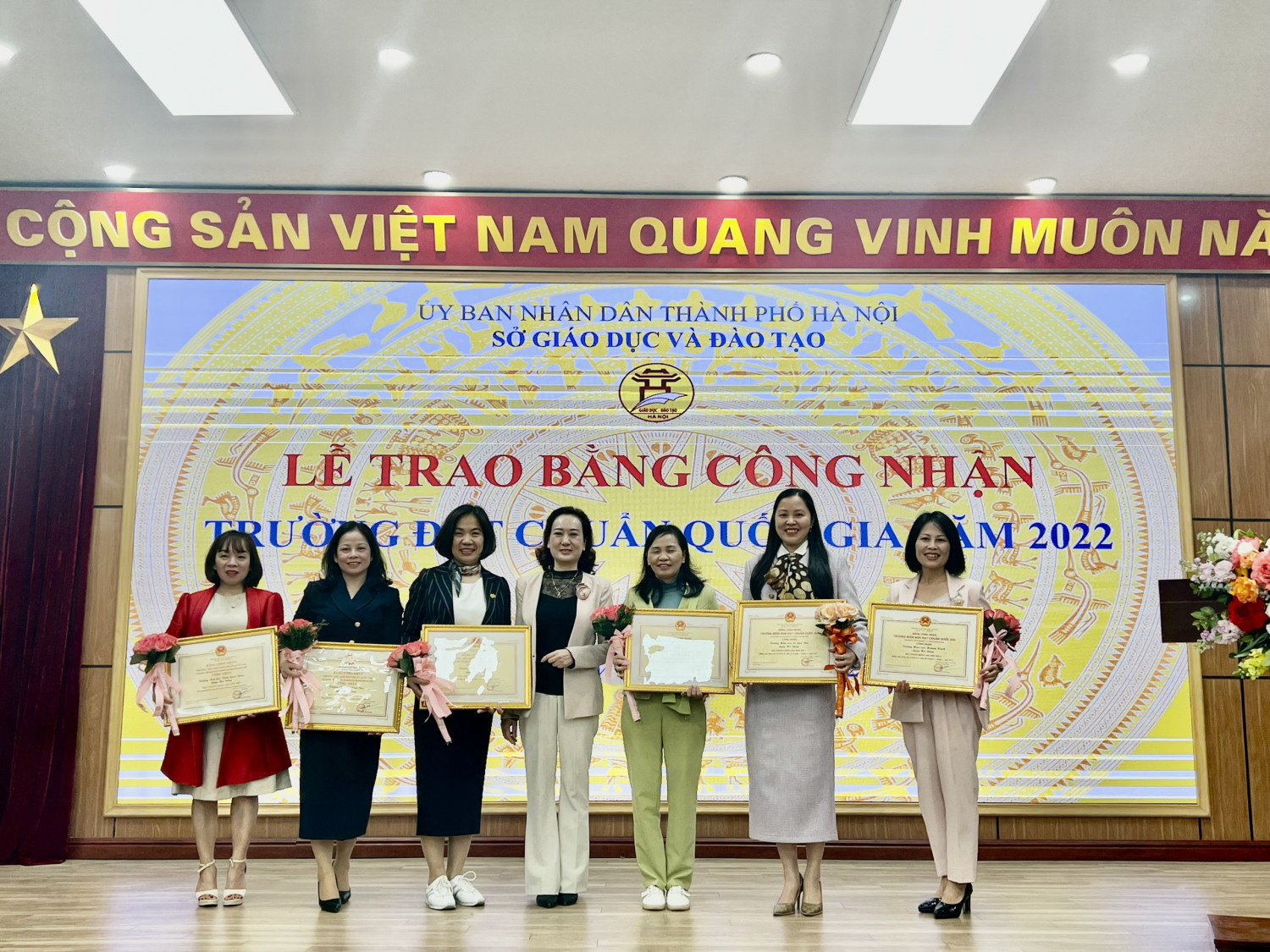 Đón Bằng công nhận trường mầm non đạt chuẩn quốc gia mức độ 1