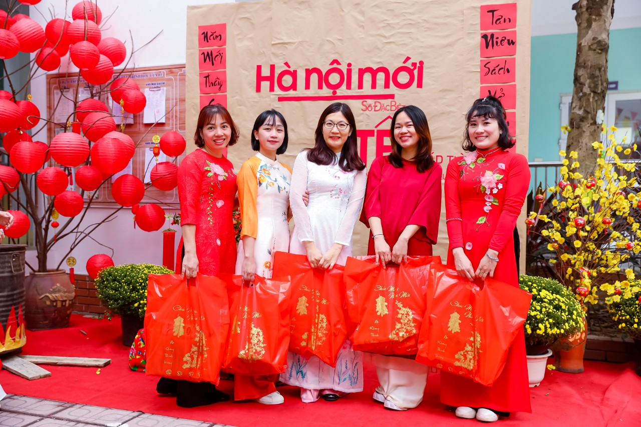 CÔNG ĐOÀN NHÀ TRƯỜNG TẶNG QUÀ CHO CÔNG ĐOÀN VIÊN VÀ HỌC SINH CÓ HOÀN CẢNH KHÓ KHĂN DỊP TẾT NGUYÊN ĐÁN GIÁP THÌN 2024