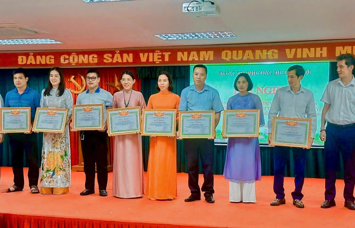 Cô Đặng Thị Hương - Bí thư chi bộ được khen thưởng có thành tích xuất sắc trong 10 năm thực hiện Chỉ thị 05-CT/TW ngày 15/5/2016 của Bộ Chính trị