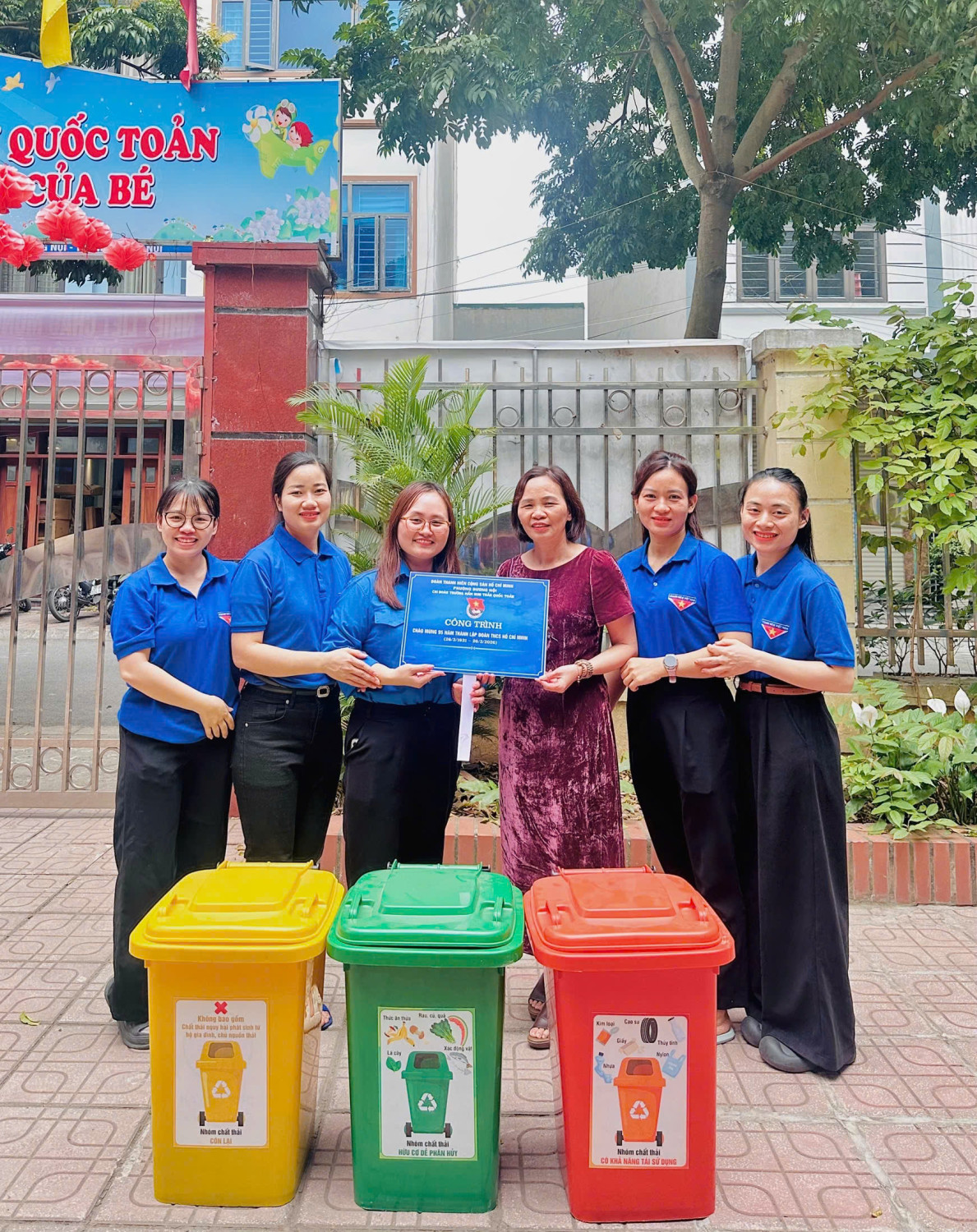 ĐOÀN THANH NIÊN TRƯỜNG TRAO TẶNG THÙNG RÁC TUYÊN TRUYỀN BẢO VỆ MÔI TRƯỜNG