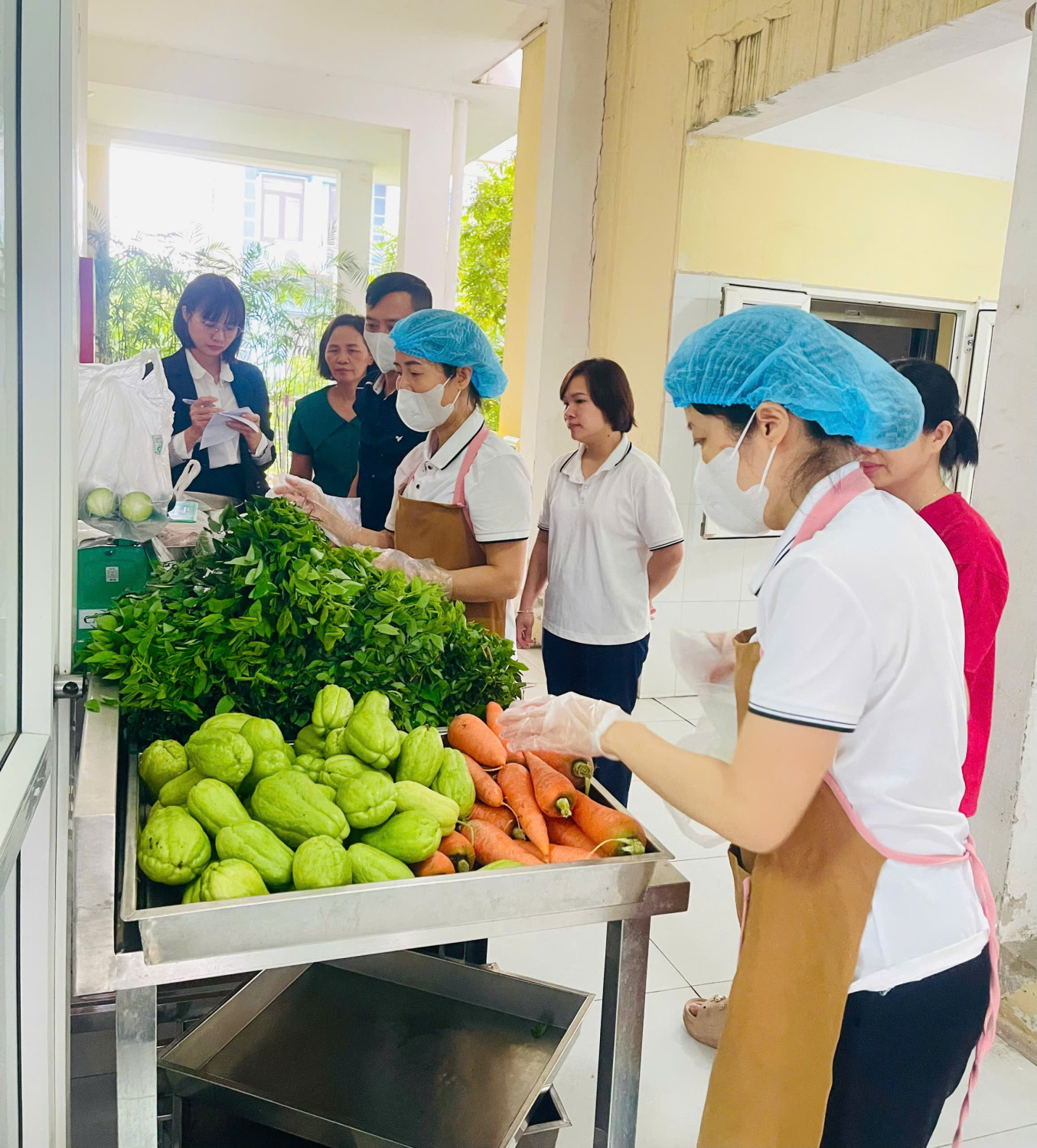 KHÔNG CHỈ LÀ BỮA ĂN – MÀ LÀ MỘT QUY TRÌNH KIỂM SOÁT AN TOÀN THỰC PHẨM CHẶT CHẼ